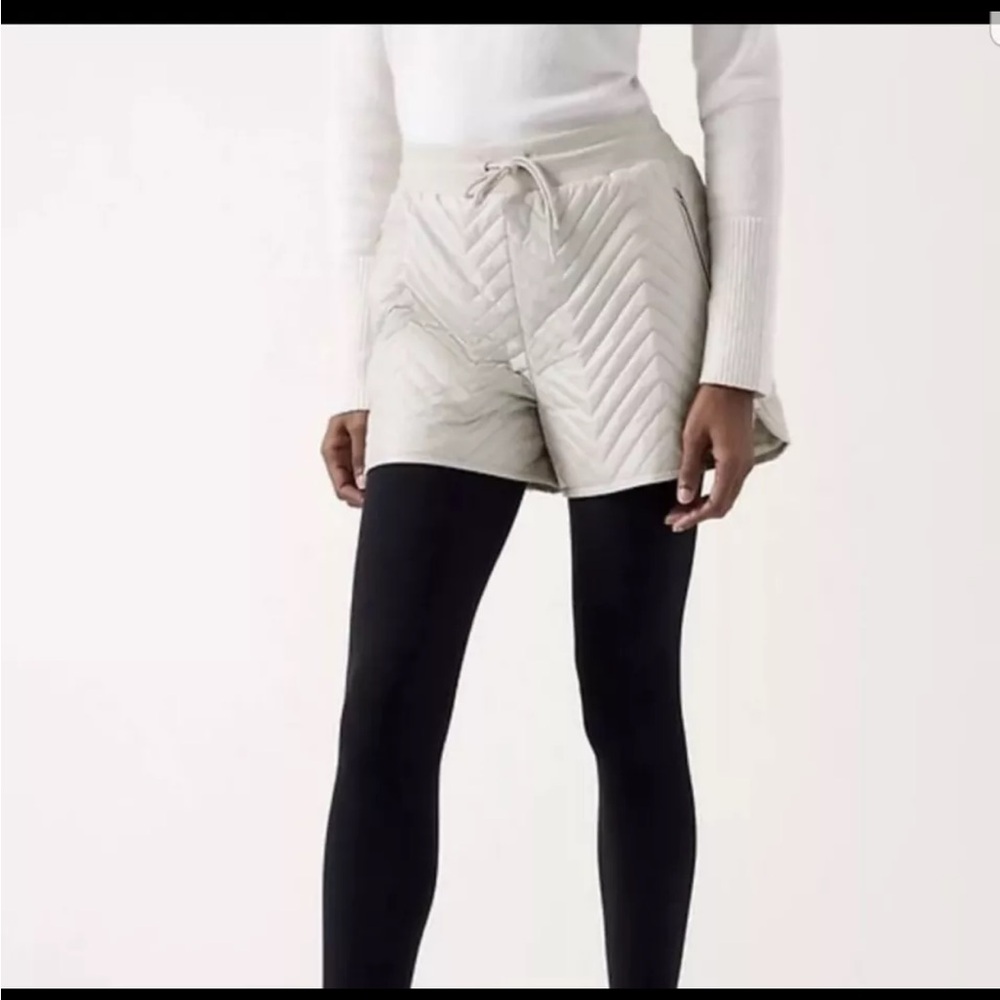 ATHLETA Apres Quilted DOWN Ski Shorts Zip Pockets Size 16 Cream